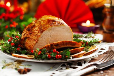 Noel pastırması, eski tabakta servis edilir. Etrafı çalı çırpı dolu. Ön görünüm.