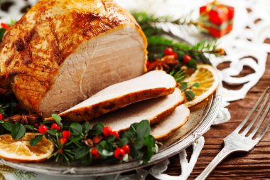 Noel pastırması, eski tabakta servis edilir. Etrafı çalı çırpı dolu. Ön görünüm.