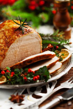 Noel pastırması, eski tabakta servis edilir. Etrafı çalı çırpı dolu. Ön görünüm.