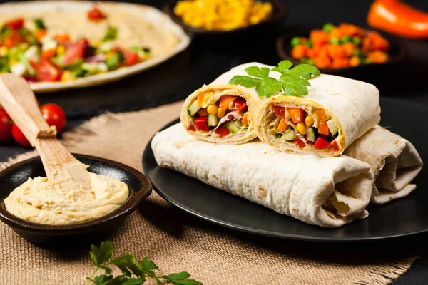 Tortilla Met Groenten Hummus Met Kikkererwten Vooraanzicht — Stockfoto