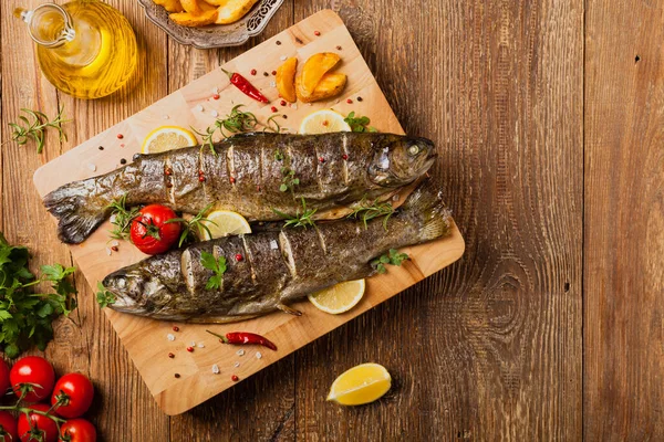 Gegrilde Hele Forel Geserveerd Met Gebakken Aardappelen Bovenaanzicht — Stockfoto