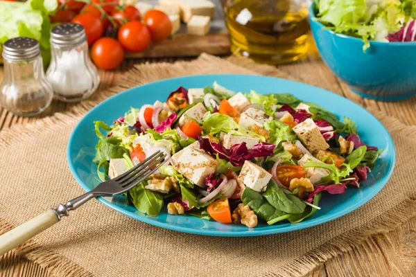 Köstlicher Salat Mit Tofu Tomaten Und Walnüssen Beträufelt Mit Einer — Stockfoto