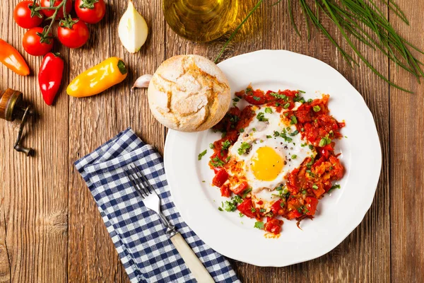 Shakshouka Πιάτο Αυγά Ποσέ Σάλτσα Ντομάτας Πιπεριές Τσίλι Κρεμμύδια Άνω — Φωτογραφία Αρχείου