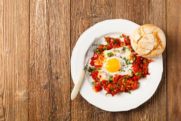 Shakshouka Πιάτο Αυγά Ποσέ Σάλτσα Ντομάτας Πιπεριές Τσίλι Κρεμμύδια Άνω — Φωτογραφία Αρχείου