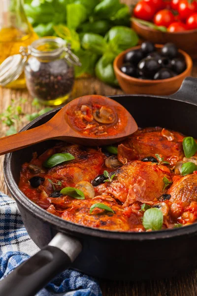 Geleneksel olarak domates soslu tavuk. Ön görünüm. 