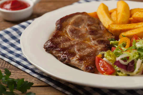 Grillad Fläsknacke Serveras Med Pommes Frites Och Sallad Framifrån — Stockfoto