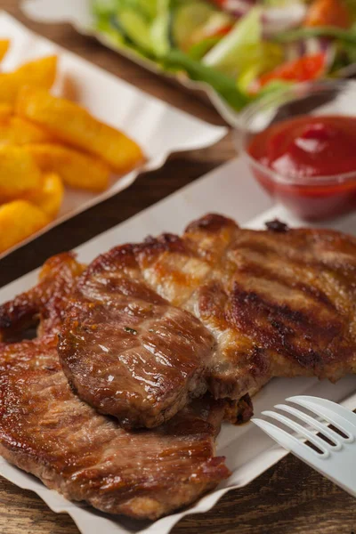 Prêt Col Porc Grillé Servi Avec Des Frites Pain Salade — Photo