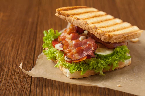Sandwich Tostado Con Tocino Tomate Pepino Lechuga Vista Frontal — Foto de Stock