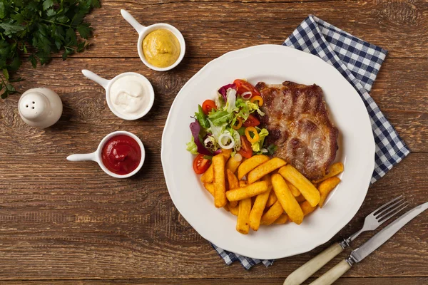 Grillad Fläsknacke Serveras Med Pommes Frites Och Sallad Ovanifrån — Stockfoto