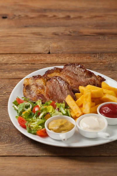 Grillad Fläsknacke Serveras Med Pommes Frites Och Sallad Framifrån — Stockfoto