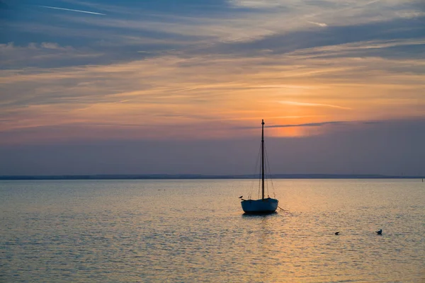 Barco Solitário Atracado Baía Pôr Sol — Fotografia de Stock