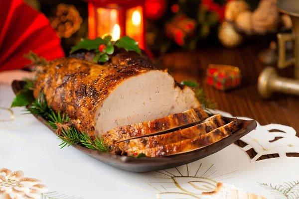 Daging Babi Panggang Dengan Dekorasi Natal Tampilan Depan — Stok Foto