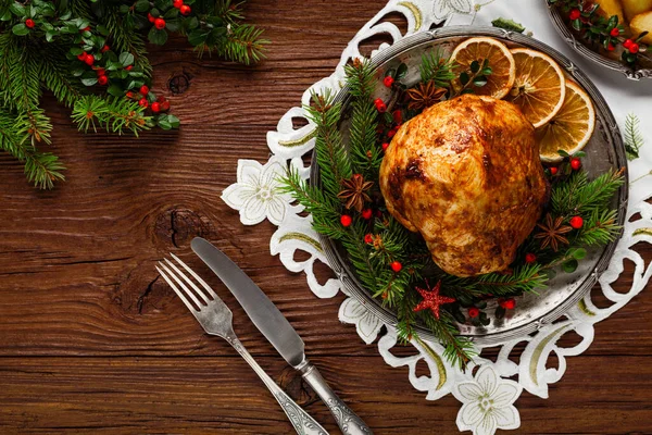 Weihnachtsgebackener Schinken Serviert Auf Dem Alten Teller Rundherum Fichtenzweige Ansicht — Stockfoto