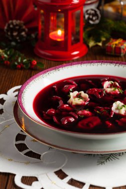 Geleneksel, Polonya Noel meyveli börek çorbası. Ön görünüm. 