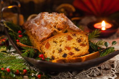 Noel pastası. Meyveli kek. Doğal ahşap arka plan. Üst görünüm.