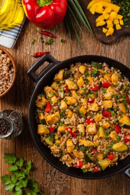 Tavuk ve sebzeli karabuğday. Üst görünüm.