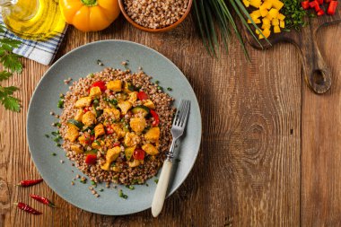 Tavuk ve sebzeli karabuğday. Üst görünüm.