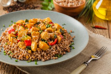 Tavuk ve sebzeli karabuğday. Ön görünüm.