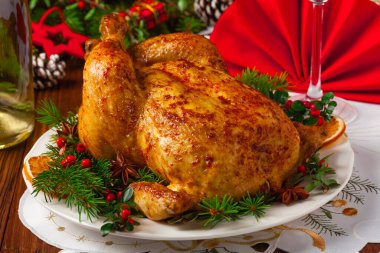 Noel süslemeli bütün tavuğu kızarttım. Ahşap arka plan. Ön görünüm. 