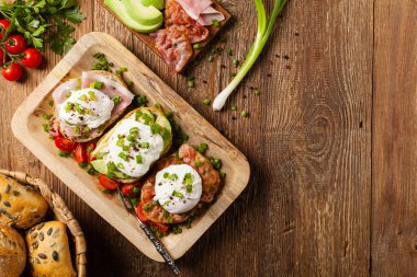 Haşlanmış yumurtalı sandviç. Üst görünüm.