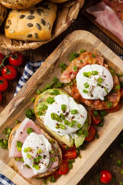 Haşlanmış yumurtalı sandviç. Üst görünüm.