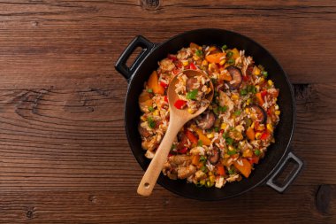 Geleneksel jambalaya tavada servis edilir, tabakta servis edilir. Üst görünüm.