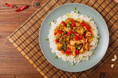 Tavuk kung pao. Fıstık ve biberli kızarmış tavuk parçaları. Üst Manzara. Düz yatıyordu. 