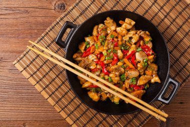 Tavuk kung pao. Fıstık ve biberli kızarmış tavuk parçaları. Üst Manzara. Düz yatıyordu. 