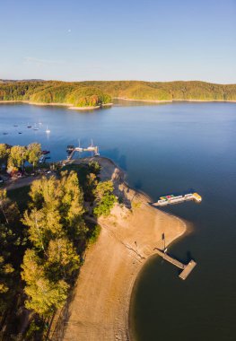 Solinskie Gölü manzarası. İnsansız hava aracından görüntüle.