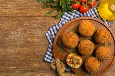 Klasik, İtalyan arancini. Kıymalı pirinç topları. Üst görünüm.