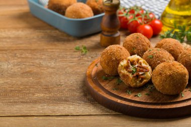 Klasik, İtalyan arancini. Kıymalı pirinç topları. Ön görünüm.