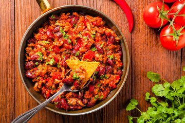 Meksika cipsleri ve chili con carne. Üst görünüm.