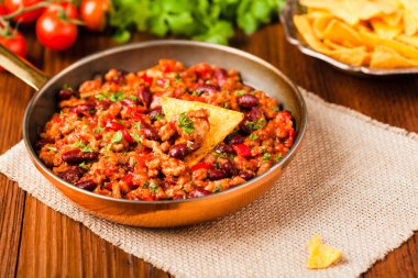 Meksika cipsleri ve chili con carne. Ön görünüm.