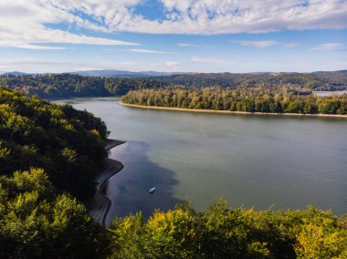 Solinskie Gölü manzarası. İnsansız hava aracından görüntüle.