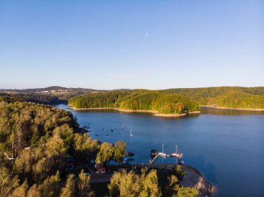 Solinskie Gölü manzarası. İnsansız hava aracından görüntüle.
