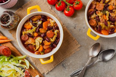 Lahana, fasulye ve pirzola ile geleneksel Portekiz gulaşı. Üst Manzara. Taş arkaplan.