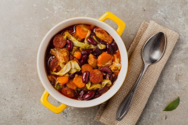 Lahana, fasulye ve pirzola ile geleneksel Portekiz gulaşı. Üst Manzara. Taş arkaplan.