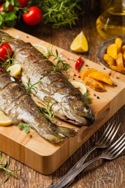 Izgara alabalık. Fırında patatesle servis edilir. Ön görünüm. 