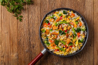 Nasi goreng. Yumurta ve sebzeli kızarmış pilav. Üst görünüm. 