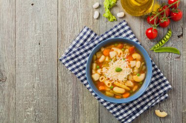 Peynirli makarna çorbası. Doğal ahşap arka plan. Üst görünüm.