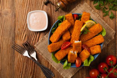 Mavi kasede salatalı balık çubukları. Üst görünüm.