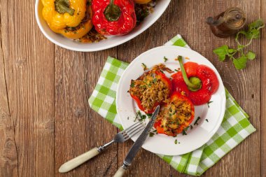 Peynirli, biberli, pirinçli ve kıymalı renkli. Üst Manzara. Doğal ahşap zemin.