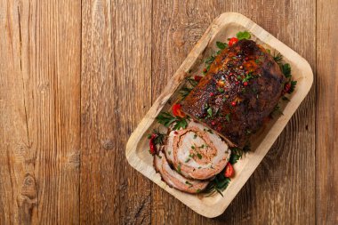 Bütün olarak kızartılmış, kıymalı domuz boynuyla doldurulmuş. Üst Manzara. Doğal ahşap zemin.