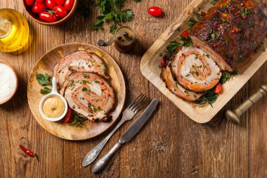 Bütün olarak kızartılmış, kıymalı domuz boynuyla doldurulmuş. Üst Manzara. Doğal ahşap zemin.