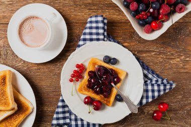 Kahvaltıda. Kirazlı tost, şeftali reçeli ve taze meyve. Üst Manzara. Düz yatıyordu. 