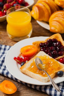 Kahvaltıda. Kirazlı tost, şeftali reçeli ve taze meyve. Ön görünüm. 