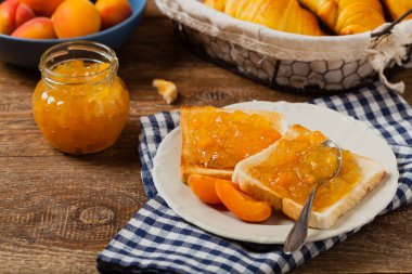 Kahvaltıda. Kirazlı tost, şeftali reçeli ve taze meyve. Ön görünüm. 