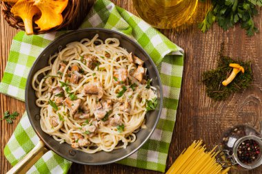 Mantar mantarlı spagetti. Üst görünüm. 