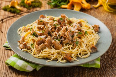 Mantar mantarlı spagetti. Ön görünüm. 