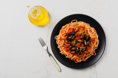 Midyeli spagetti. Üst Manzara. Taş arkaplan.